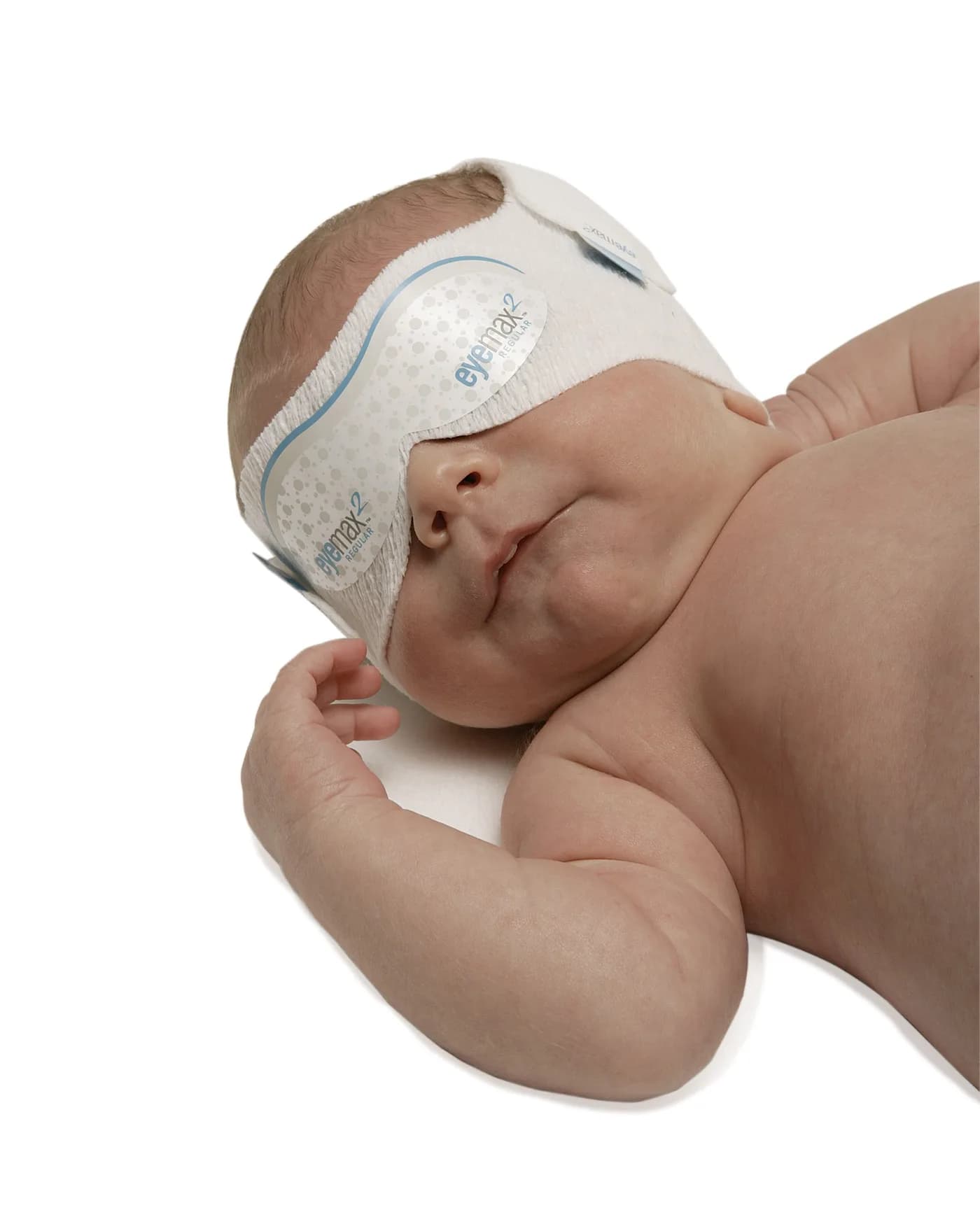 Nou-născut la termen purtând masca EyeMax 2 Regular: tamponul ocular acoperă ochii, banda înconjoară capul și acoperă urechile